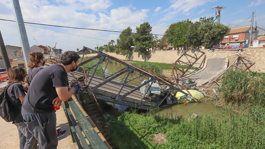 Los restos de un puente hundido y una hormigonera ocupan el cauce del río Segura aguas arriba de Orihuela