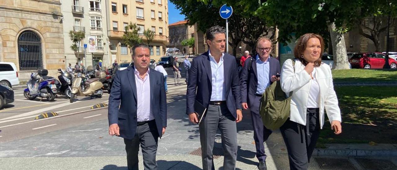 Alejandro Irarragorri, en el centro, con Alfonso Villalva, primero por la izquierda, ayer, en Gijón.