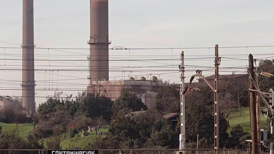 Un cartel colocado por la Plataforma Contra la Contaminación de Gijón cerca de la zona industrial.