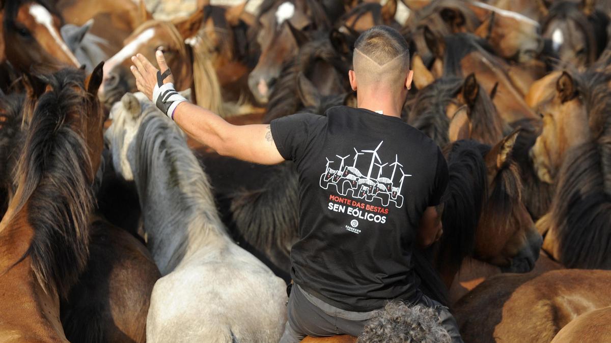 Un aloitador viste una camiseta en protesta contra los eólicos durante la Rapa del 2023.