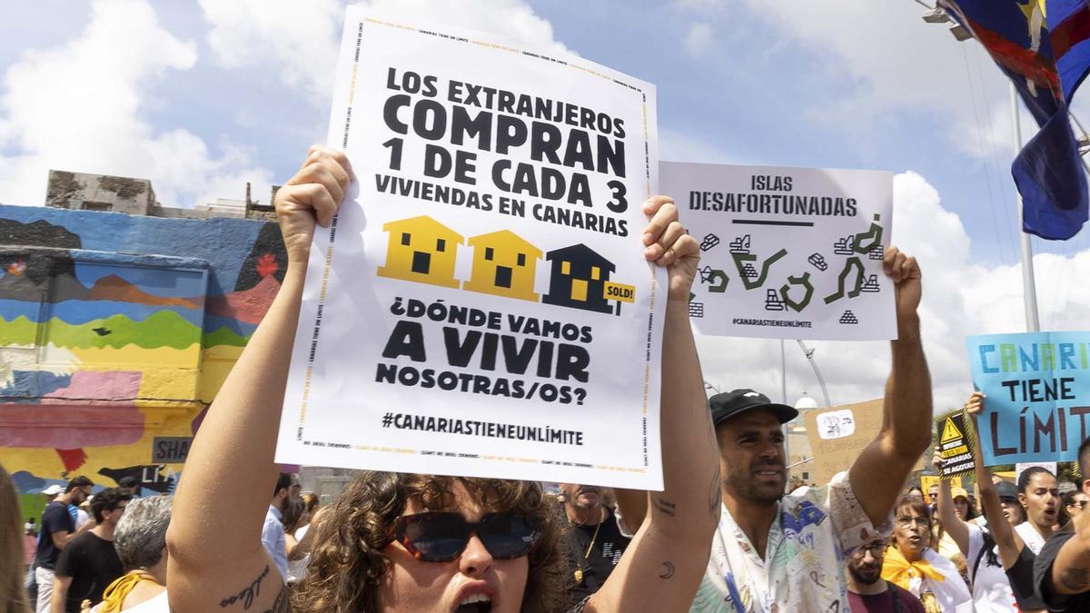 Manifestantes protestan contra el turismo en masa, este sábado, en Las Palmas de Gran Canarias