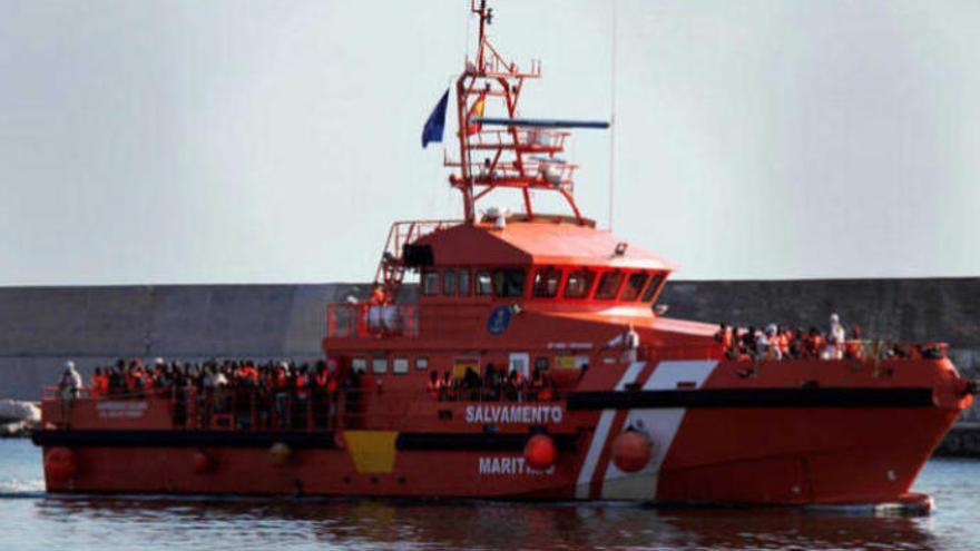 El barco de Salvamento, a su llegada a un muelle canario con inmigrantes.