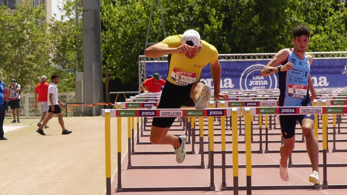 Javier García, del CA Safor Teika, corre los 110 metros vallas
