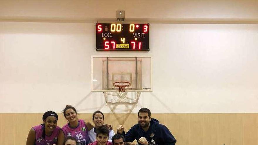 Las jugadoras del ADBA, tras la victoria de ayer en Barcelona.