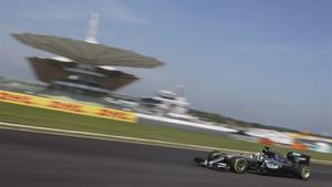 Hamilton llega líder a Sepang