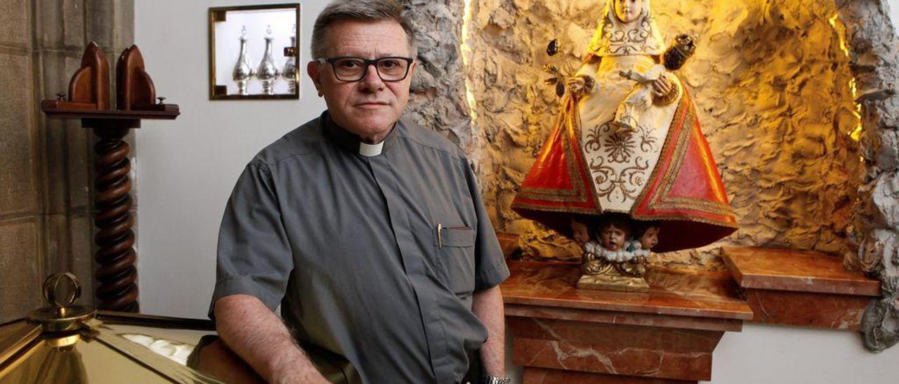 Adolfo Mariño, junto a la reproducción de la Santina en la iglesia de San José, en Gijón.