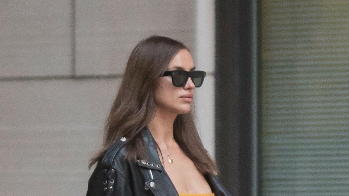 Irina Shayk con un minivestido mostaza a juego con el bolso de mano y una chaqueta perfecto paseando por las calles de Nueva York