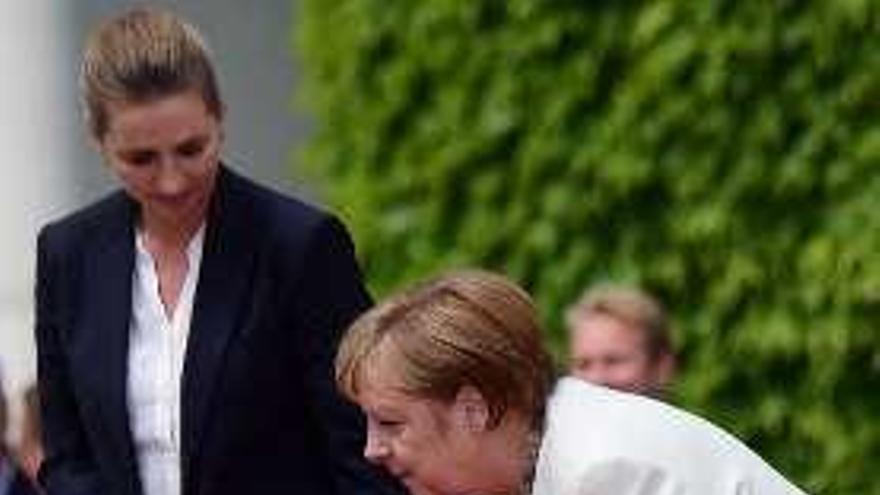 Merkel junto a Frederiksen. // Efe