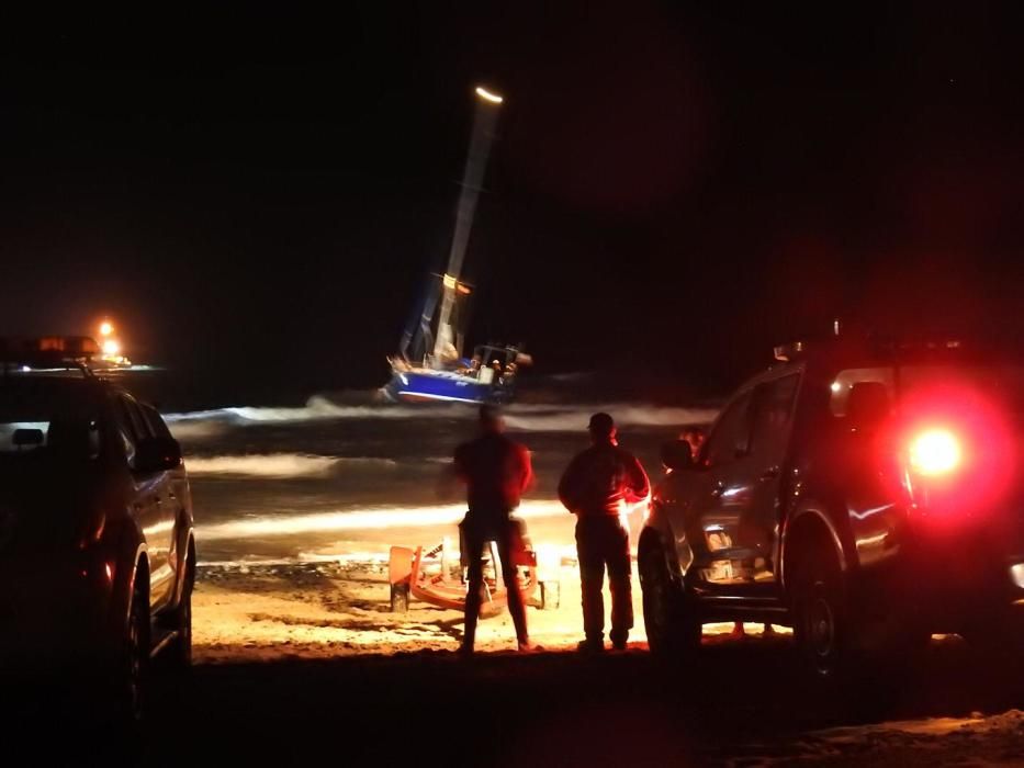 Un velero encalla en Playa del Inglés