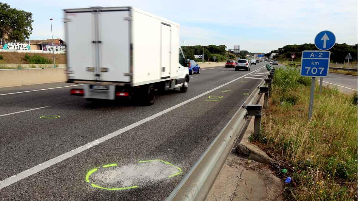 El lugar de la A-2 en Riudellots donde un camión ha matado a una mujer que paseaba a su perro por la autovía.