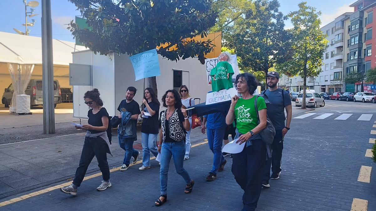 La Asamblea de Profesorado del Centro-Oriente inicia "el vía crucis de la profe quemada" en Arriondas