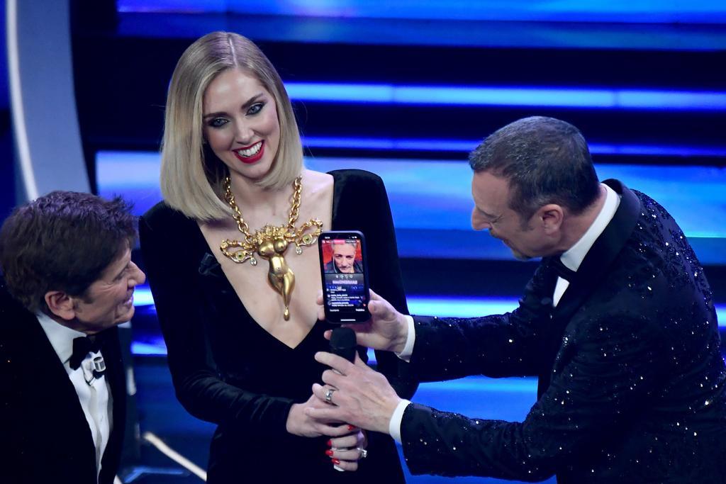 Chiara Ferragni, con labios rojos y corte de pelo clavicut en el festival italiano de la canción San Remo 2023.