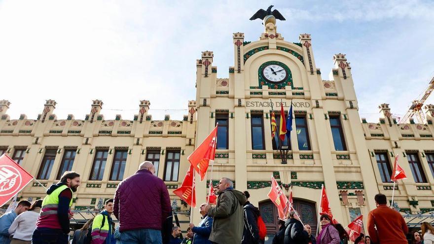 Huelga de  maquinistas en Valencia: Unas 200 personas se concentran para exigir mejoras en la seguridad ferroviaria