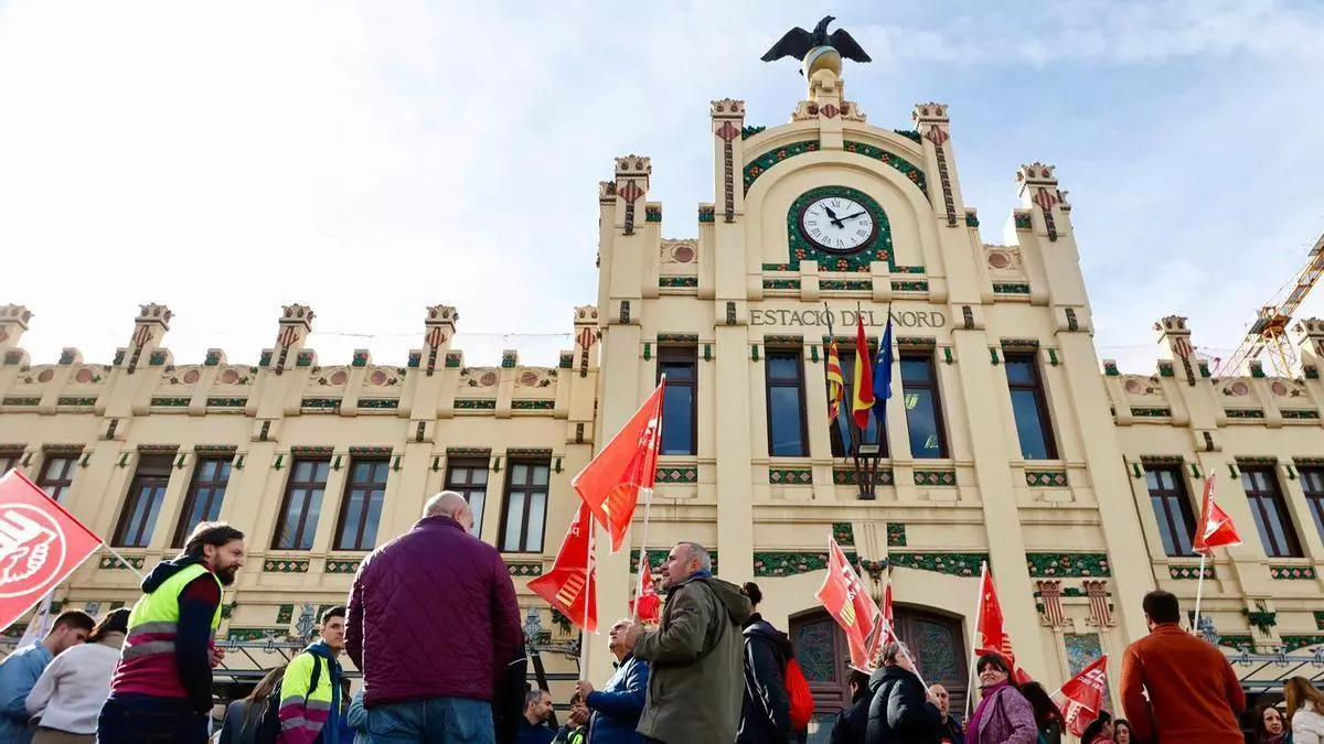 Unas 200 personas se concentran en Valéncia para exigir mejoras en la seguridad ferroviaria