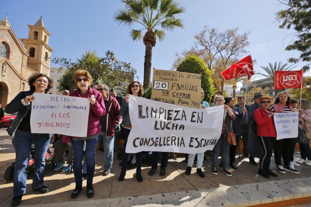 Las limpiadoras en huelga por los impagos de la empresa adjudicataria de la Generalitat protagonizaron ayer una protesta ante el Ayuntamiento de Torrevijea