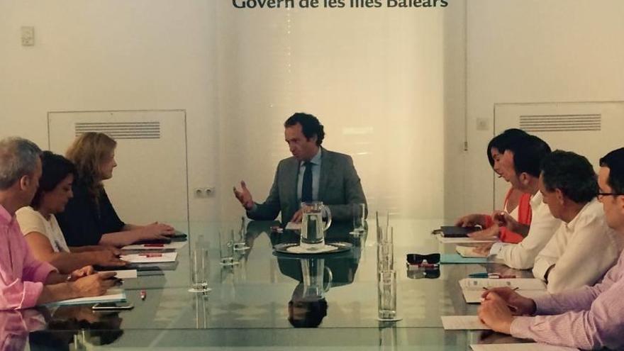 Marc Pons durante la reunión con Silvia Estevil, ayer.