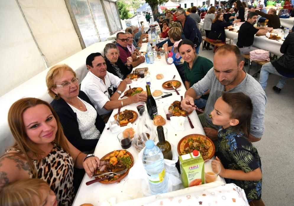 Fiestas gastronómicas en Galicia | A Lama hinca el diente a su famoso codillo