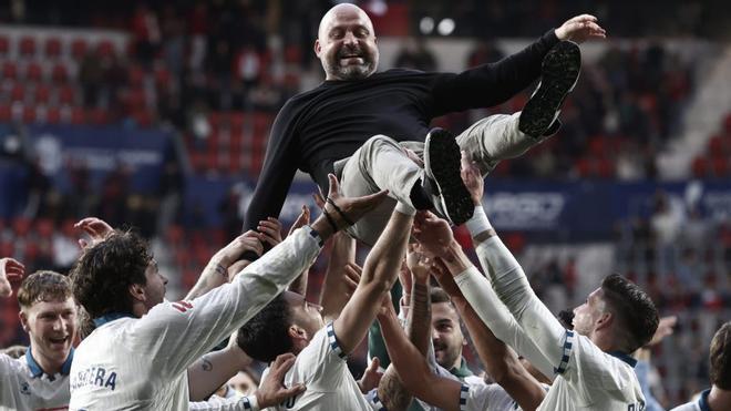 Manolo González, mantejat pels seus jugadors a Pamplona.  | JESÚS DIGES / EFE