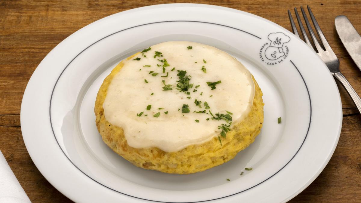 Tortilla de bacalao con su pilpil de Casa de Comidas Buenavista.