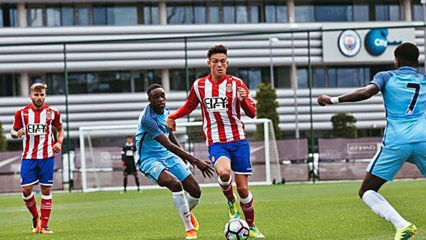 Sergi Álamo, contra el combinat sub-23 del Manchester City durant la pretemporada 2016-17.