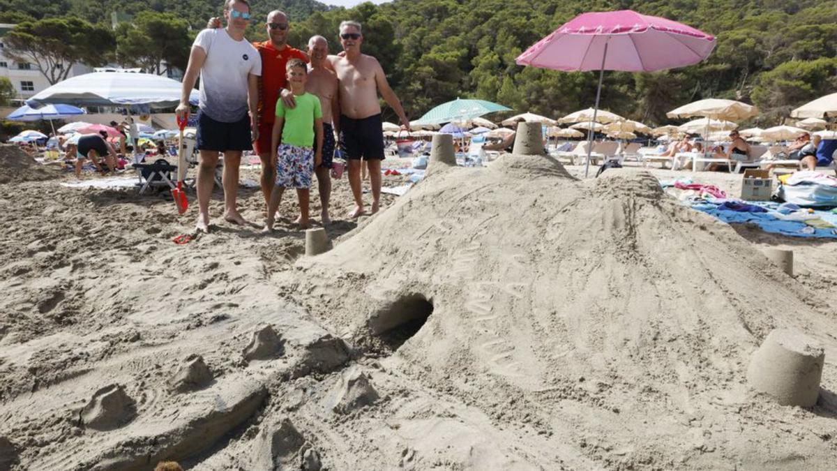  Los creadores del castillo inspirado en el de Windsor posan sonrientes junto a él. 