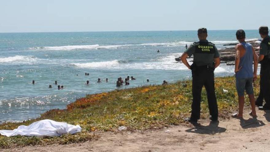 Muere un hombre de 70 años mientras se bañaba en una playa sin socorristas