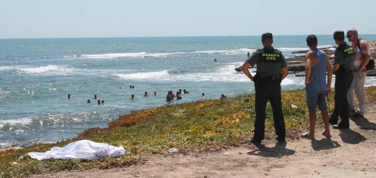 Muere un hombre de 70 años mientras se bañaba en una playa sin socorristas