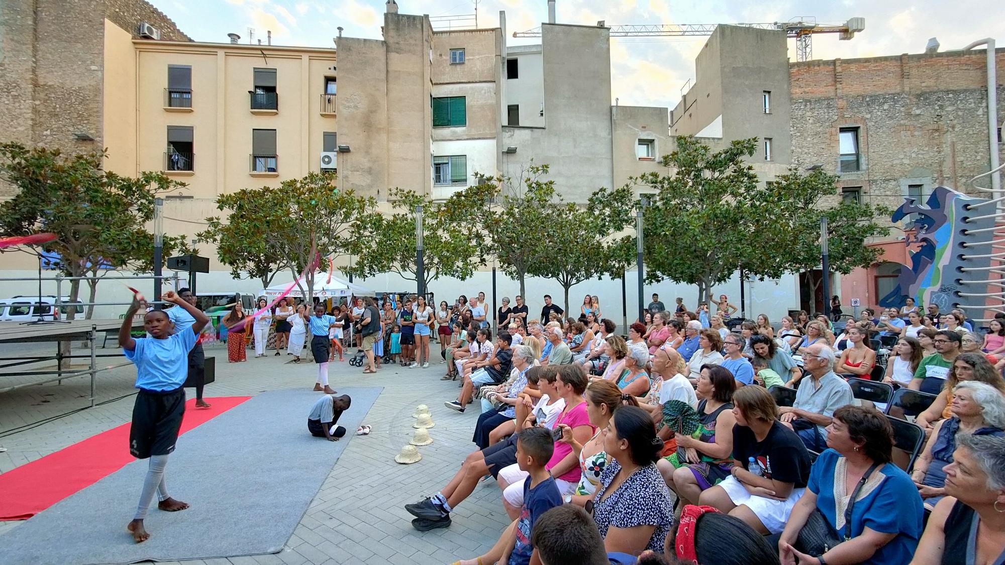 Actuació musical i circense de Nzuri Daima a Figueres