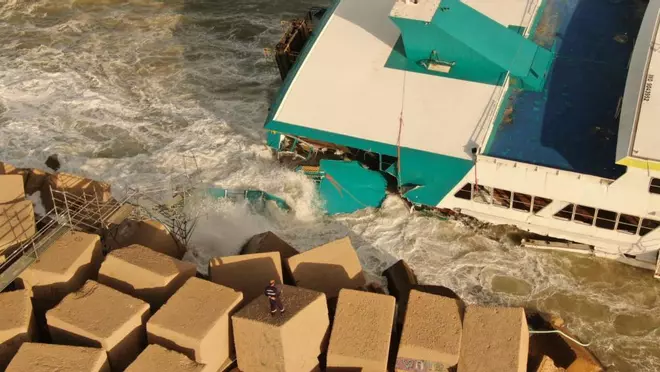 Desbordaments de rius i múltiples destrosses a València per les fortes pluges