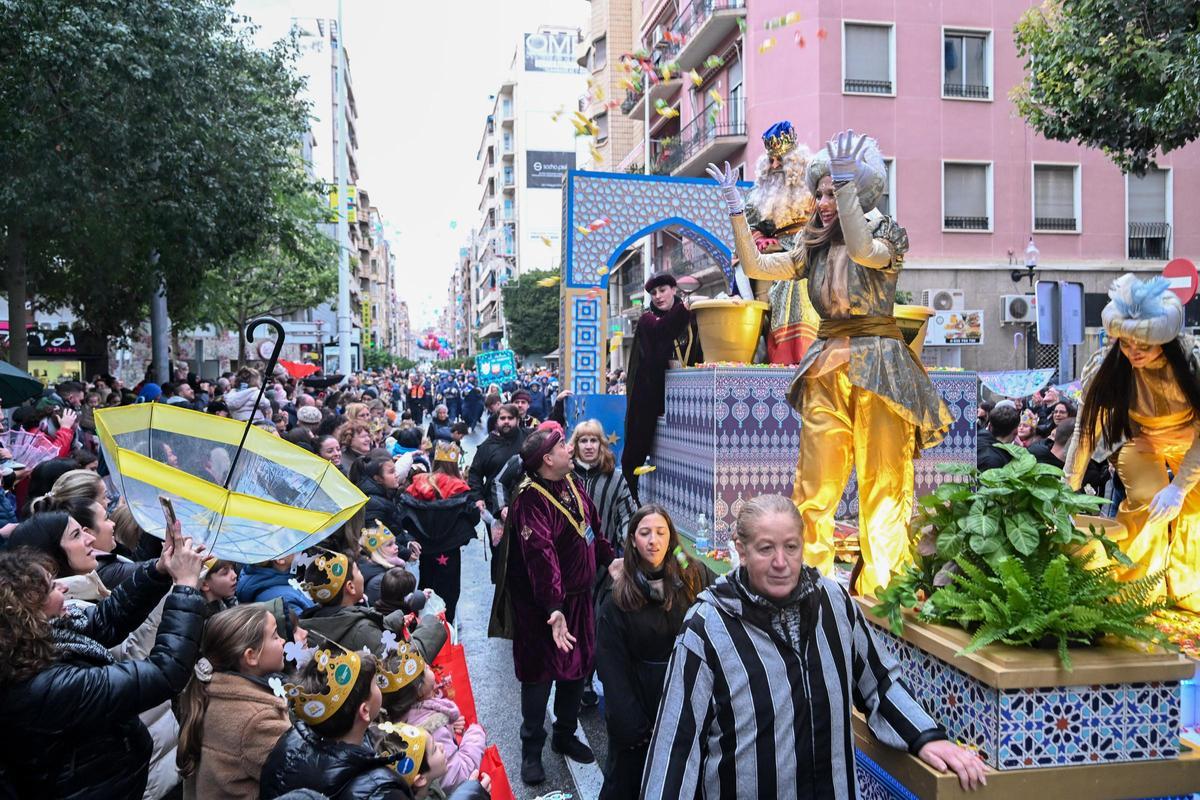 Los Reyes Magos recorren las calles de Elche a pesar de la amenaza de lluvia