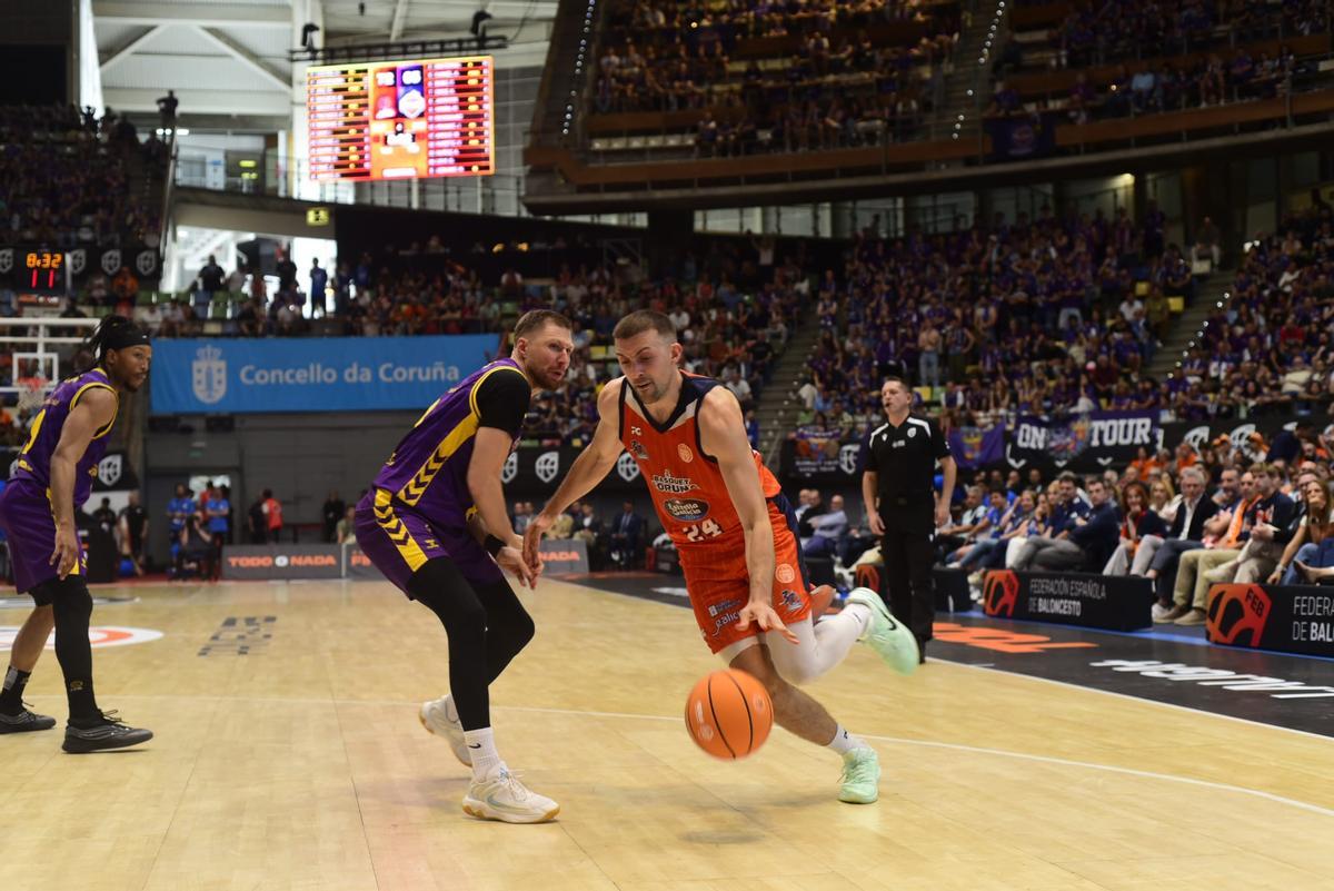 Joe Cremo ataca el aro defendido por Ingus Jakovics