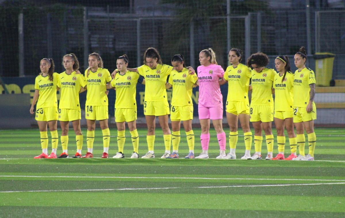 Las jugadoras del Villarreal B, durante el minuto de silencio en memoria de las vícimas de las DANA de Valencia.