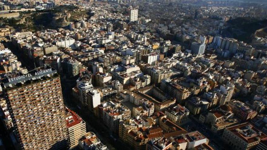 Vista aérea de algunos barrios del centro de Alicante .