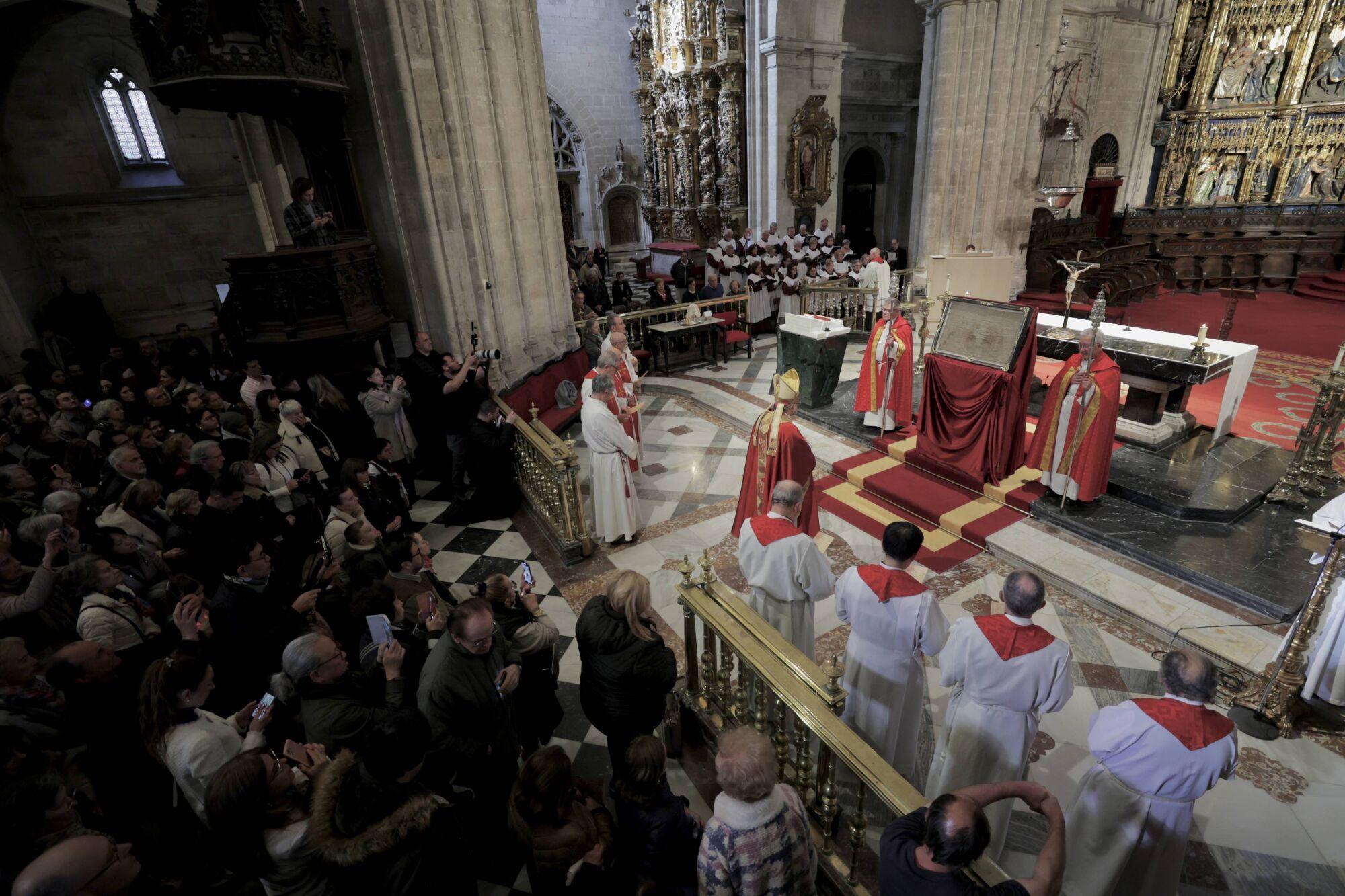 EN IMÁGENES: Devoción por el Santo Sudario en la Catedral de Oviedo