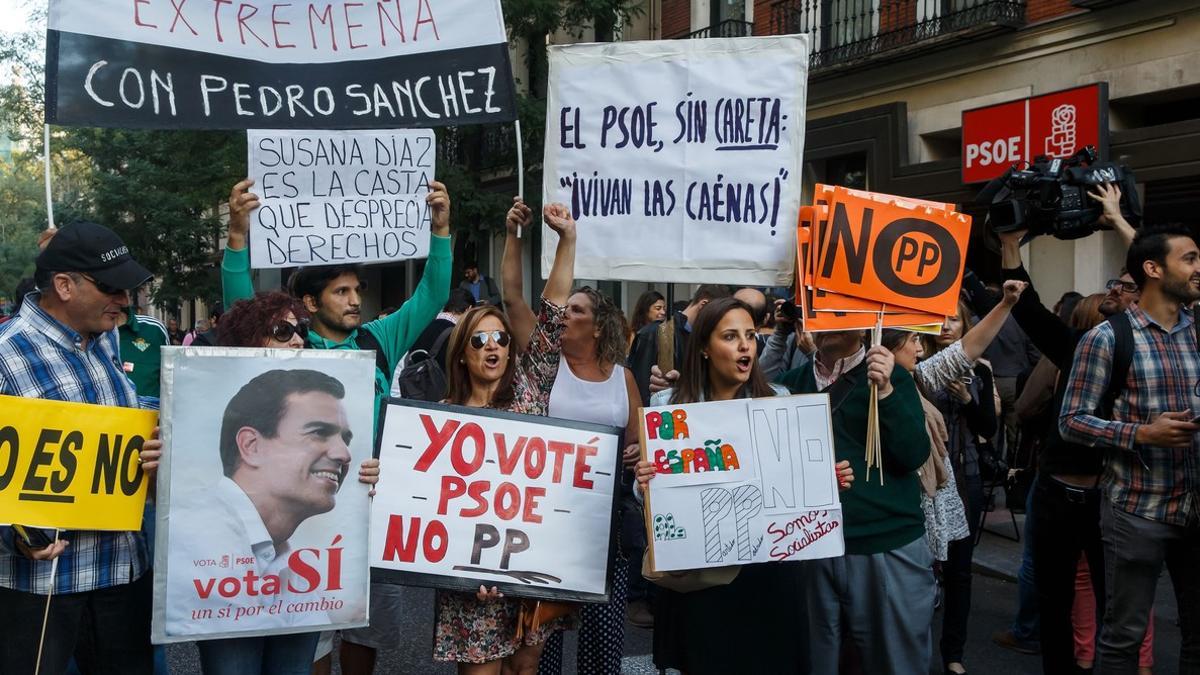 Pancartas de partidarios de Sánchez, ante la sede del PSOE.