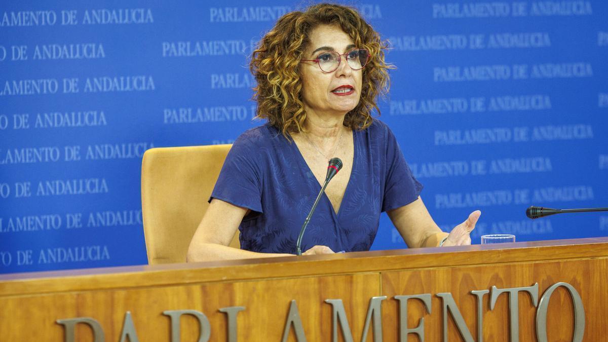 La secretaria general del PSOE-A y portavoz del Grupo Parlamentario Socialista, María Jesús Montero, durante la rueda de prensa ofrecida este martes en el Parlamento de Andalucía en Sevilla.