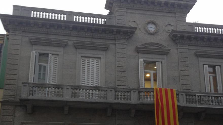 El balcó de l&#039;Ajuntament de Banyoles sense la pancarta per la llibertat dels &quot;presos polítics&quot;