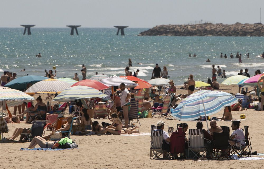 El puente y las altas temperaturas hacen que parezca agosto en la playa del Port de Sagunt