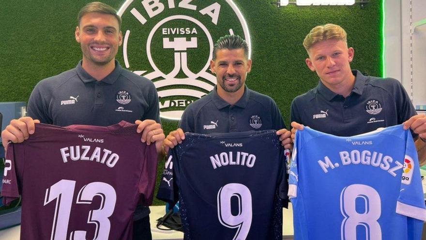 Nolito, Fuzato y Bogusz firman camisetas y hacen afición en Ibiza
