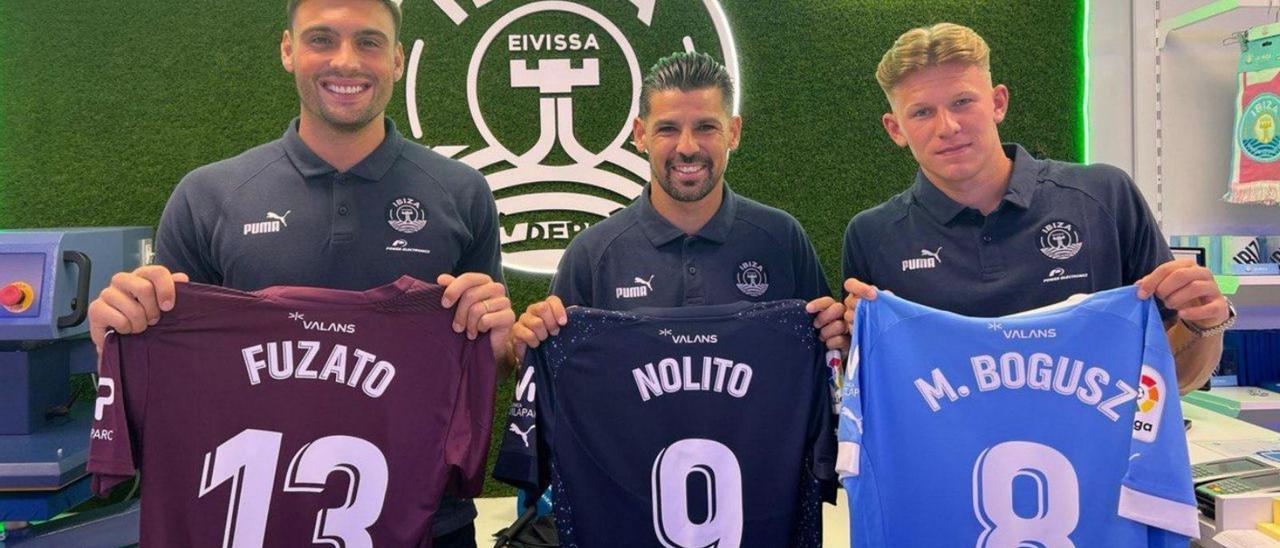 Nolito, Fuzato y Bogusz firman camisetas y hacen afición en Ibiza | UD IBIZA