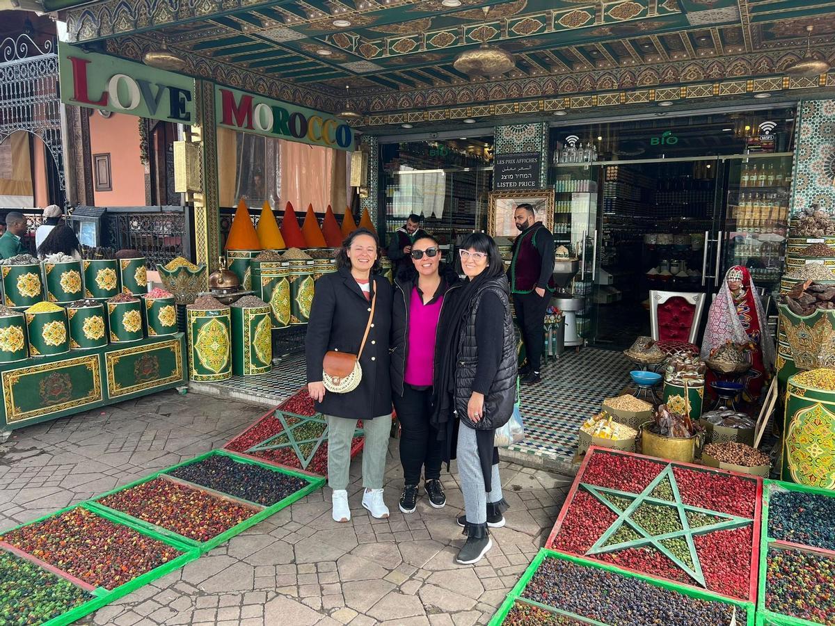 Fátima Louraibi, en el centro, junto a dos amigas en un reciente viaje a Marrakech.