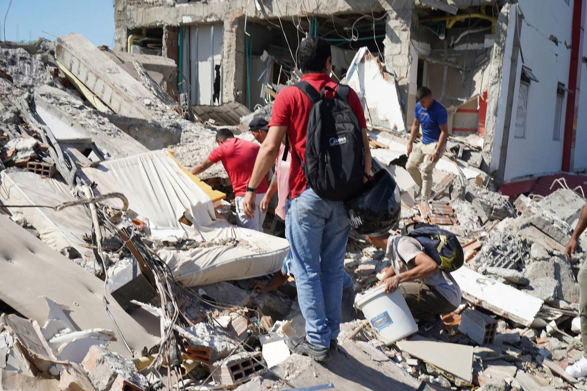 10/08/2026 August 10, 2026, Cali, Valle Del Cauca, Colombia: People gather outside rubble of a collapsed building to search for survivors in Cali after a 7,4 Earthquake that struck Colombia on August 10, 2026. POLITICA Europa Press/Contacto/Sebastian Marmolejo