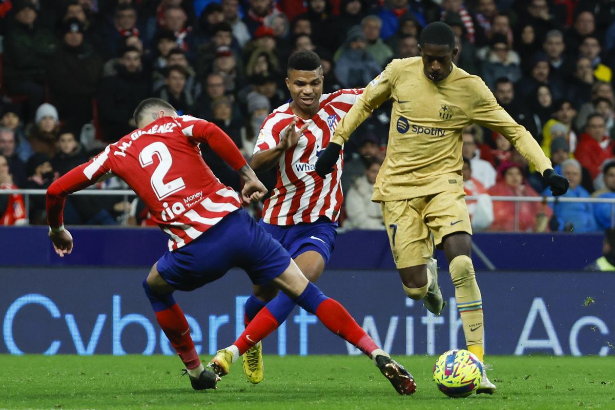 MADRID, 08/01/2023.- El delantero francé del FC Barcelona Ousmane Dembélé (d) con el balón ante el defensa uruguayo del Atlétio de Madrid José María Giménez (i), durante el encuentro correspondiente a la jornada 16 de primera división que disputan hoy domingo en el estadio Metropolitano, en Madrid. EFE / J.J.Guillen