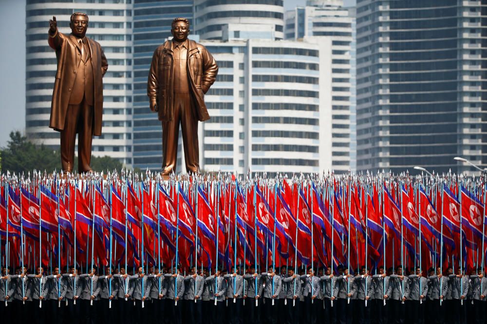 Desfile militar por la fiesta nacional de Corea del Norte.