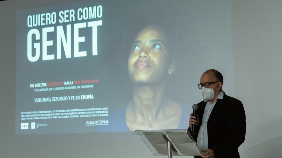 Gerard Sánchez, periodista i cap de Producció de l&#039;Agència durant la presentació de «Vull ser com Genet».