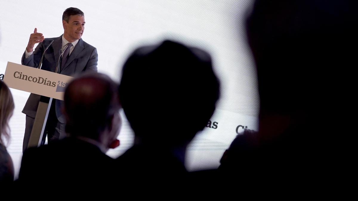 El presidente del Gobierno, Pedro Sánchez, en el acto de celebración del 45 aniversario del periódico económico Cinco Días en el Teatro Real.