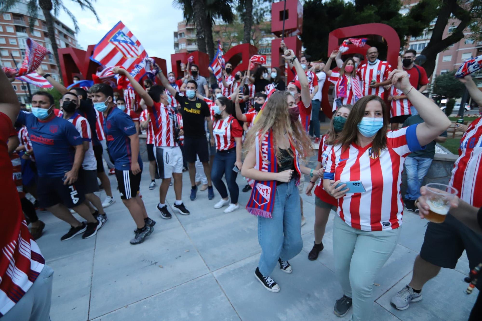 Seguidores murcianos del Atlético celebran el título en la Circular