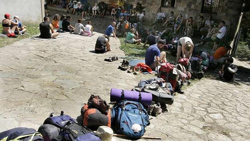 Un grupo de peregrinos haciendo cola este verano en el albergue de Arca, en O Pino. / tucho valdés