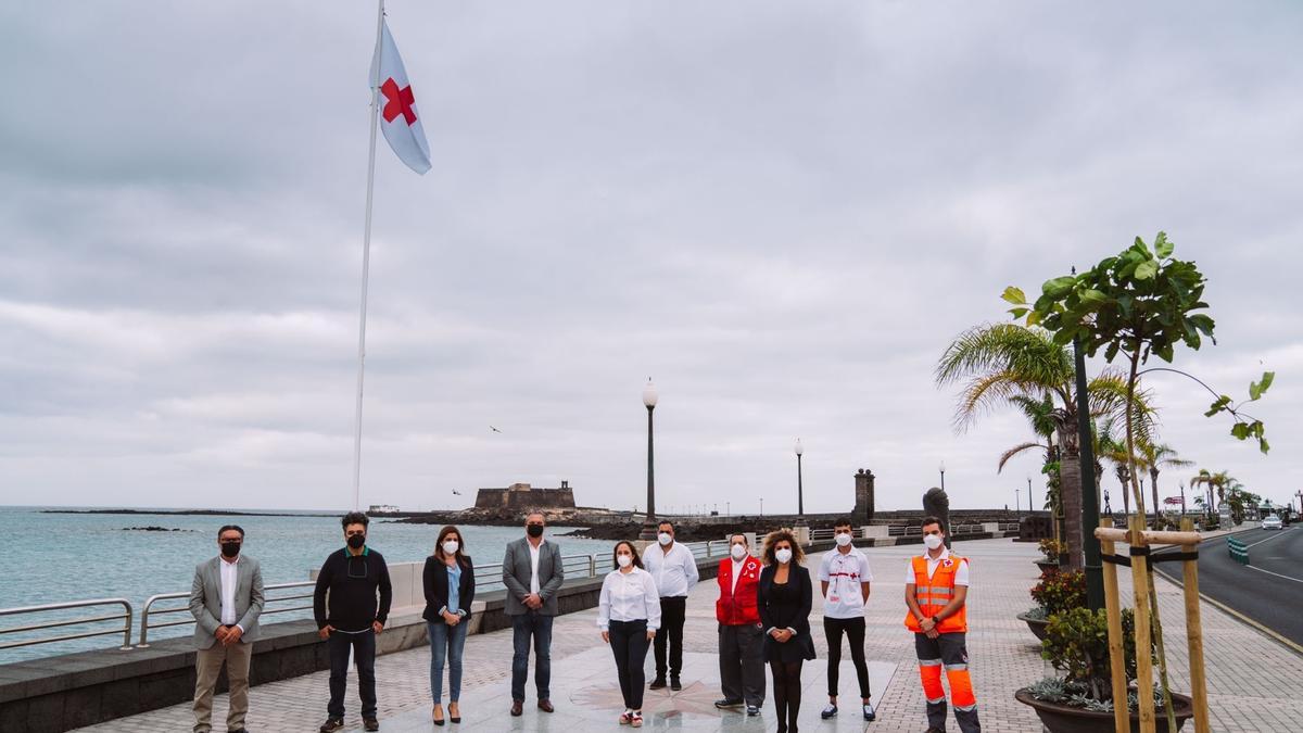 La bandera de Cruz Roja ondea frente al Ayuntamiento de Arrecife.