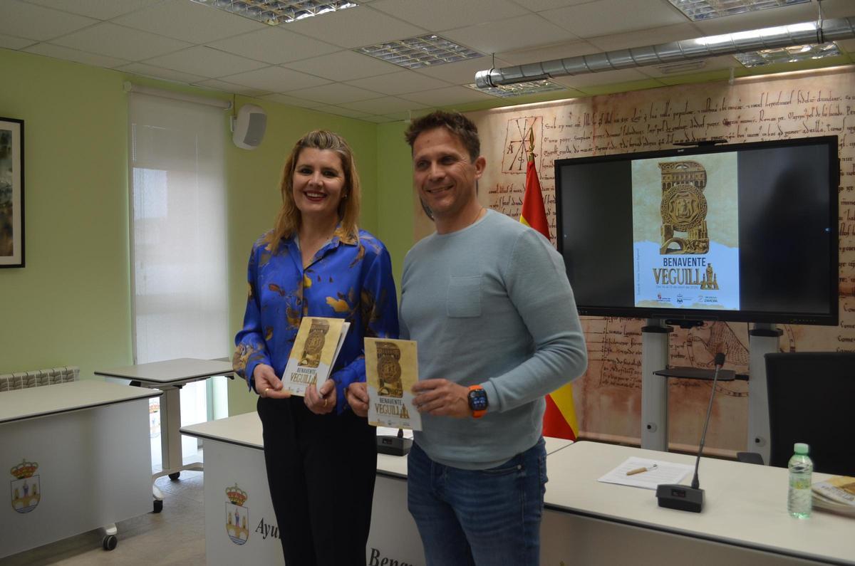 La concejala de Juventud y Deportes y el edil de Fiestas y Turismo, durante la presentación del programa de La Veguilla.